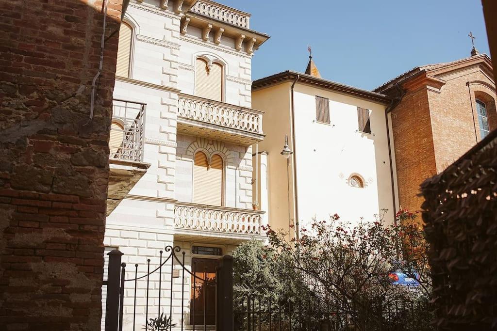 Casa Vacanze L'Angolo Fiorito Bettolle Eksteriør billede